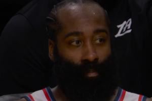 在想什么？比賽已無懸念 哈登眼神黯淡無光 小卡輕撫嘴唇若有所思