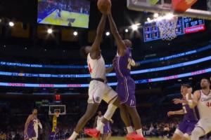 ??挑戰(zhàn)誰呢？？詹姆斯正面血帽按下科比·布朗上籃?。?></a></div>
          <div   id=