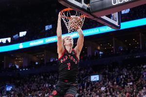 看著有點(diǎn)疼！首節(jié)尾聲迪克沖前板摔到后腦勺 次節(jié)暫時(shí)先回更衣室