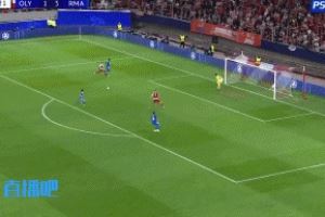 這不射門？維尼修斯倒三角，居萊爾禁區(qū)內(nèi)不射門、傳球沒給好